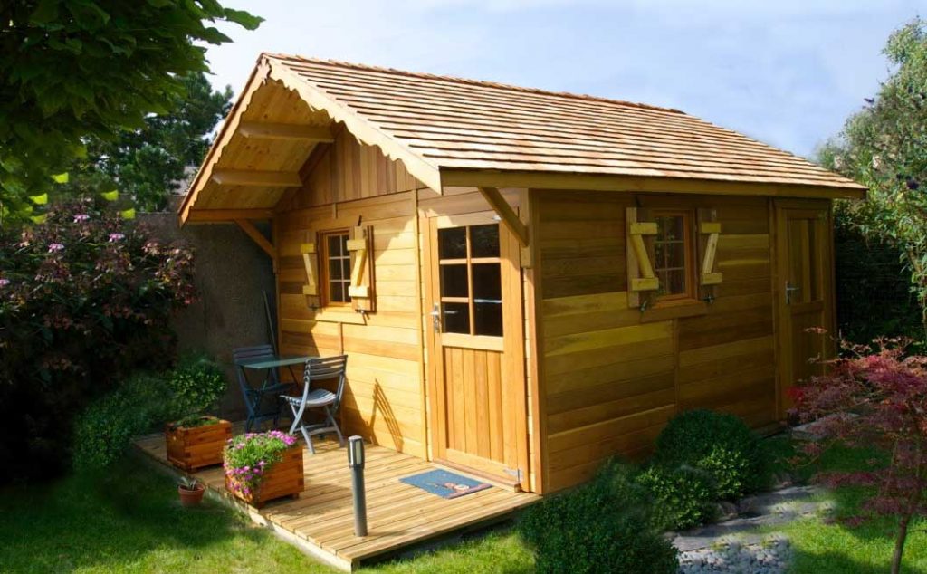 Chalet de jardin avec auvent