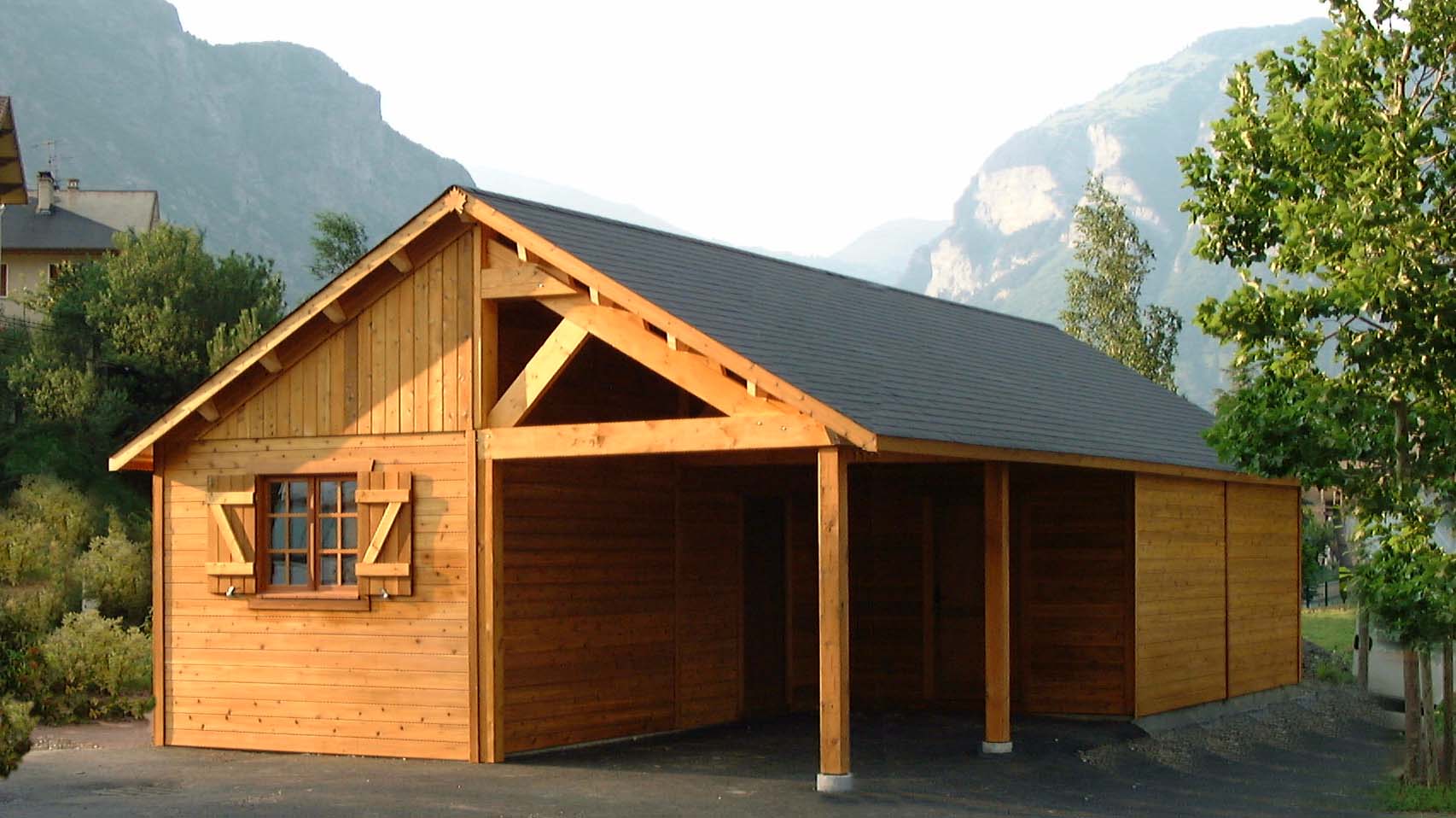 garage-ferme-avec-auvent