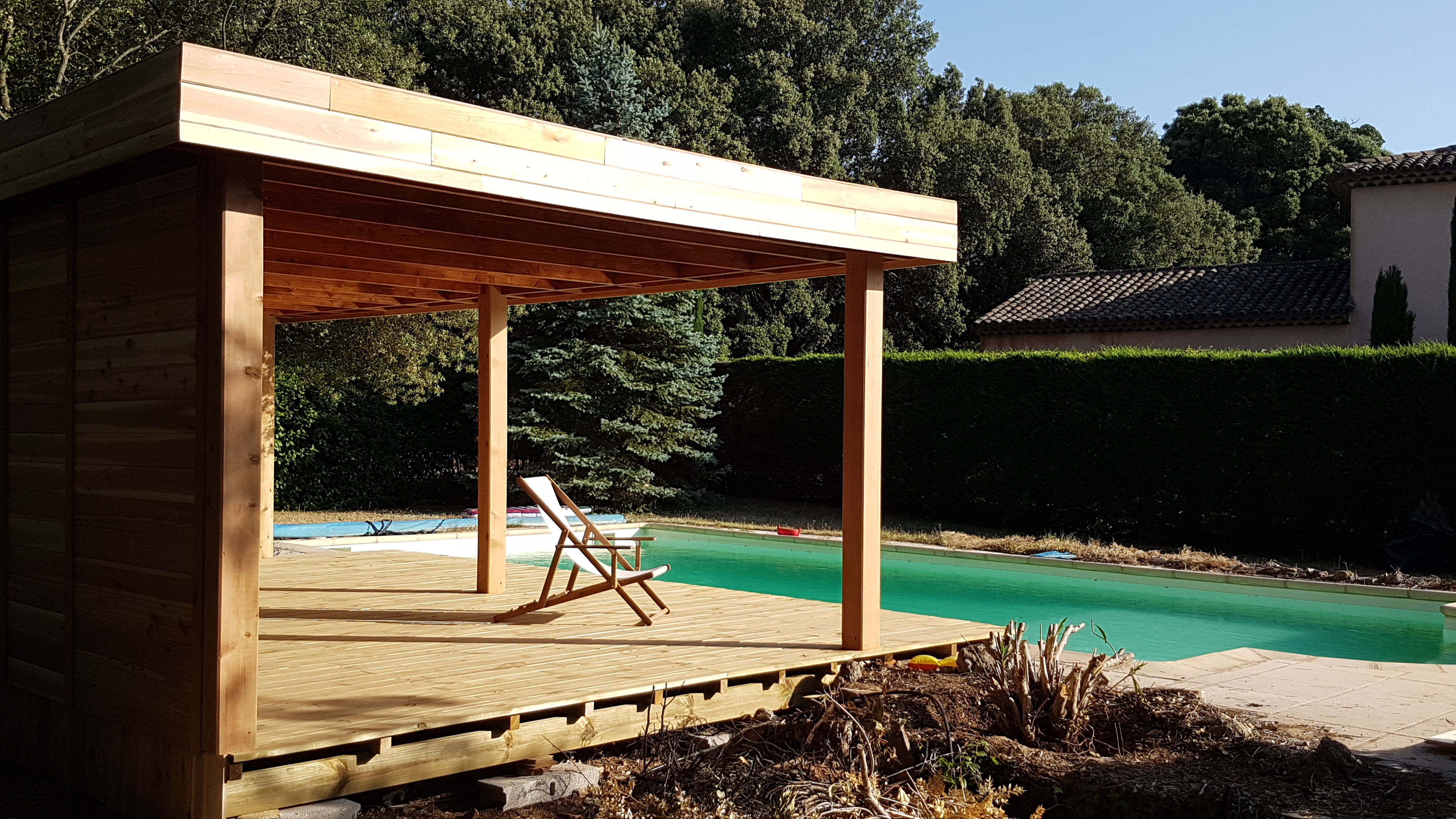celony-pool-house-en-cois-modèle-toulon Auvent en bois et terrasse